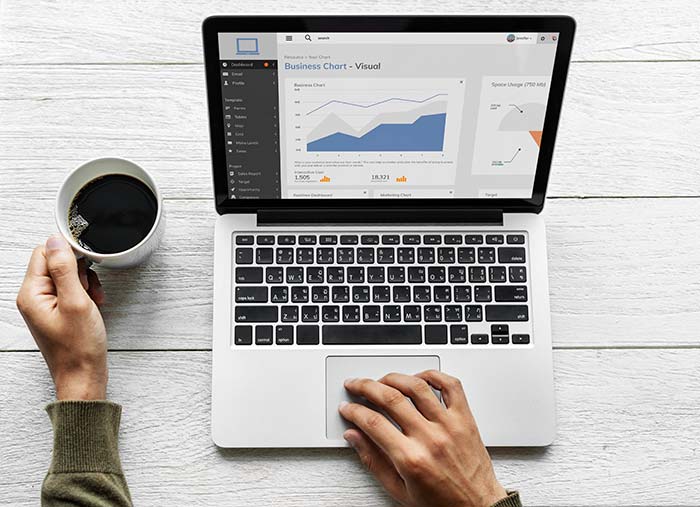 uomo analizza andamento della SEO per psicologi sul suo pc